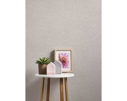 Textilná tapeta so stolom, dekoráciou a fotorámikom