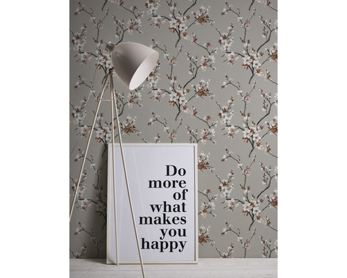 Tapeta s kvetinovým vzorom čerešňových kvetov, stojaca lampa a citát v ráme
