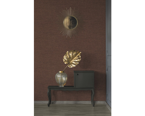 Dekoratívny interiér so zrkadlom, vázou, umelým listom a malou skriňou na stole