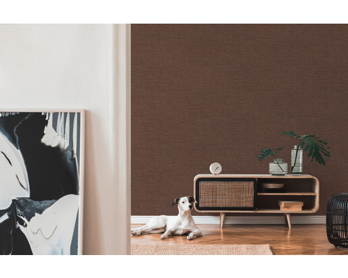 Obývacia izba s hnedou textilnou tapetou, komodou, dekoráciou a psom