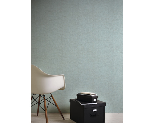 Pohľad do miestnosti s textilnou tapetou, stoličkou a úložnými boxami