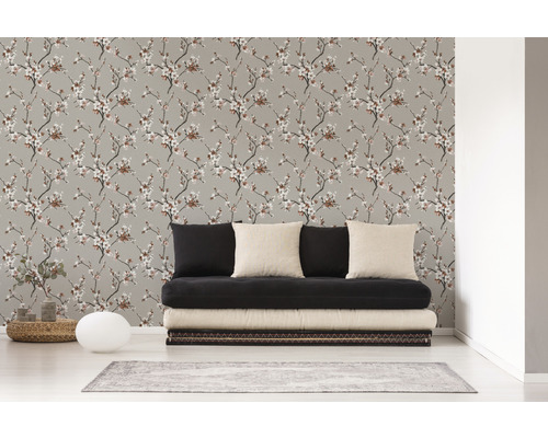 Obývacia izba s kvetinovou tapetou a čiernou pohovkou