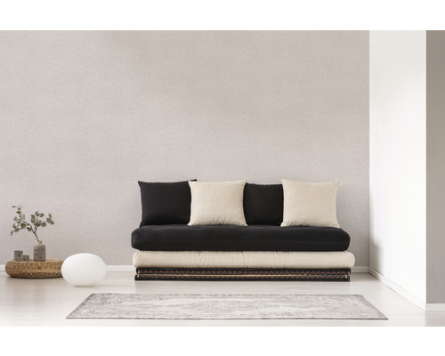 Svetlá izba s futónovou posteľou, vankúšmi a dekoráciou