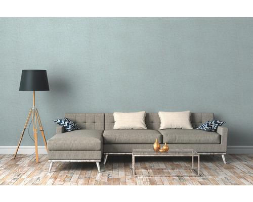 Obývacia izba so sivou pohovkou, stojacou lampou a drevenou podlahou