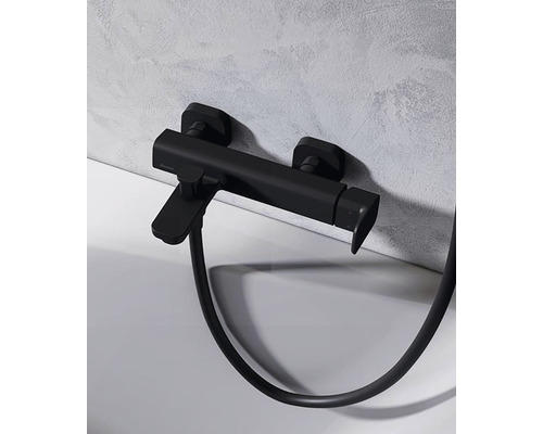 Čierna nástenná sprchová batéria so sprchovou hadicou