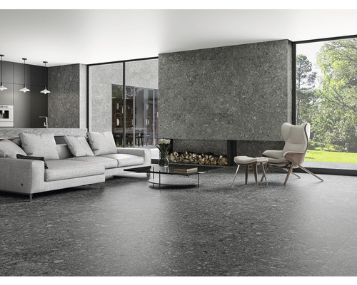 Moderná obývacia izba s pohovkou, kreslom, krbom a dlažbou