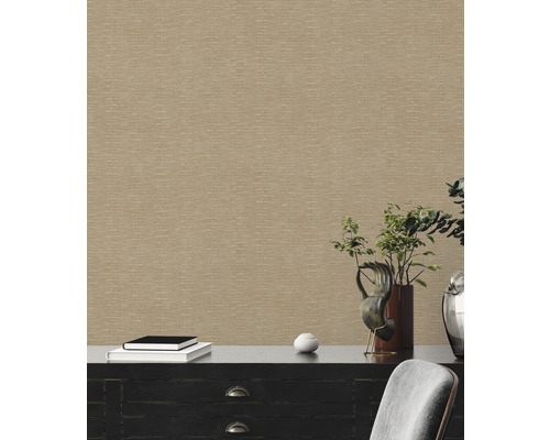 Scéna s textilnou tapetou, tmavou drevenou skrinkou a dekoratívnymi prvkami