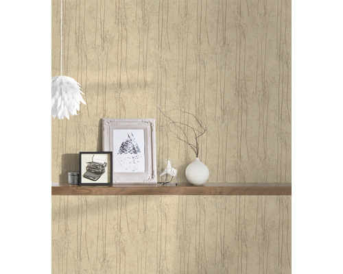 Nástenná dekorácia s tapetou s motívom lesa, policovými prvkami a dekoratívnymi predmetmi.