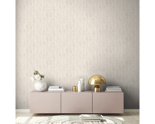 Svetlá obývacia izba so štruktúrovanými tapetami a minimalistickým nábytkom