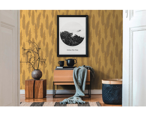 Ukážka interiéru s tapetami so vzorom, komodou, dekoráciou a zarámovaným obrazom