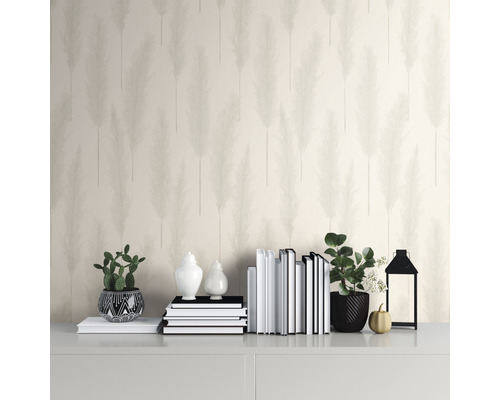 Dekoratívna tapeta s rastlinným vzorom vo svetlej miestnosti