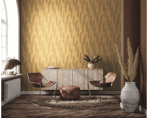 Dekoratívna obývacia izba s tapetou, komodou a posedením