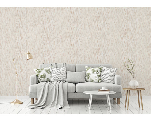 Obývacia izba so sivou pohovkou a vzorovanou tapetou