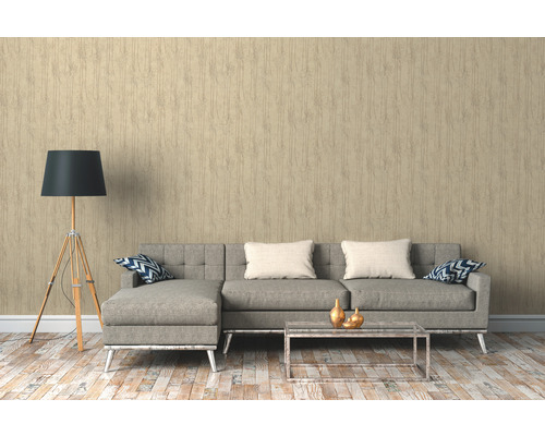 Obývacia izba s tapetou, rohovou sedačkou, stojacou lampou a konferenčným stolíkom