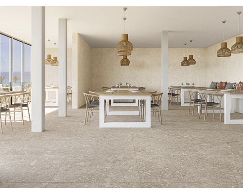 Svetlá, priestranná jedáleň so stolmi, stoličkami a dlažbou.