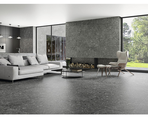 Svetlá obývacia izba s pohovkou, kreslom, krbom a veľkoformátovými dlaždicami