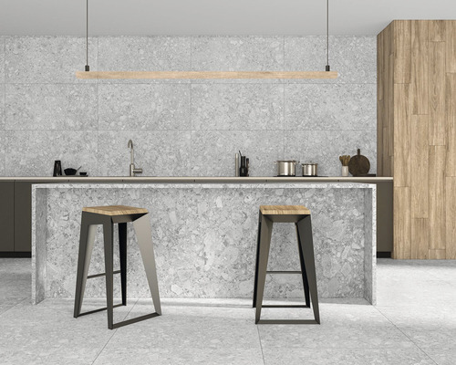 Moderná kuchyňa s kuchynským ostrovom, dvoma barovými stoličkami a sivými dlaždicami