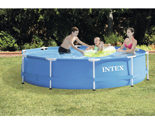 Nafukovací bazén Intex s rodinou v záhrade.
