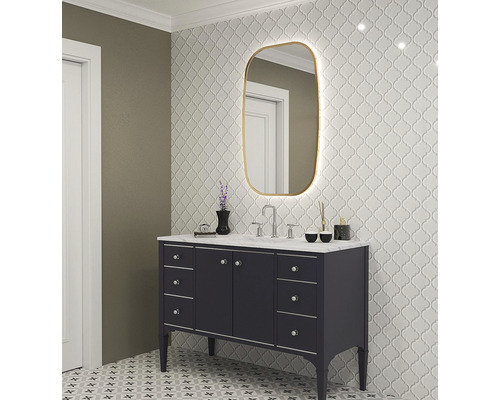 Kúpeľňa s umývadlom, zrkadlom s osvetlením a vzorovanými obkladmi stien a podlahy