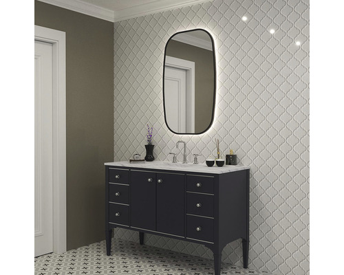 Kúpeľňa s umývadlom, zrkadlom s osvetlením a vzorovanými obkladmi