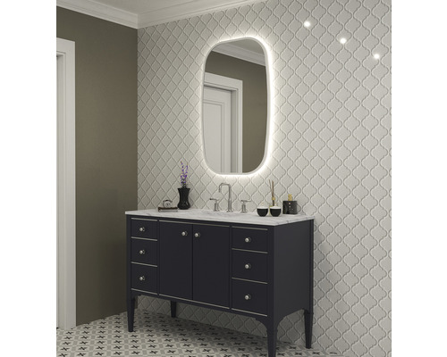 Moderná kúpeľňa s umývadlom, zrkadlom s osvetlením a vzorovanými obkladmi