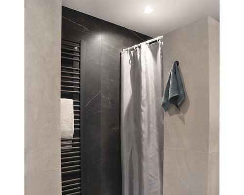 Kúpeľňa s radiátorom, sprchovým závesom a uterákom