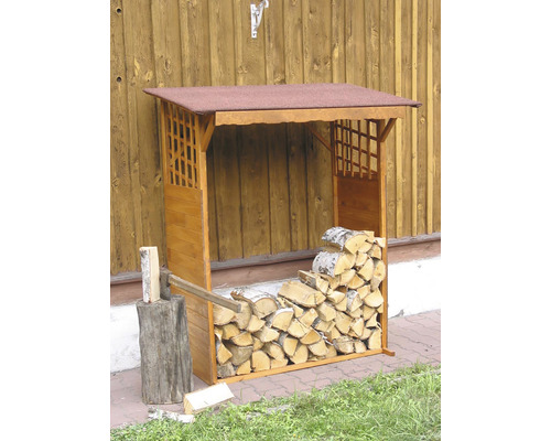 Sklad dreva s drevom a klátom na sekanie