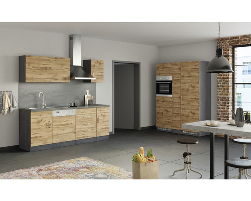 Svetlá kuchyňa s kuchynskou linkou, digestorom a kuchynskými skrinkami vo vzhľade dreva