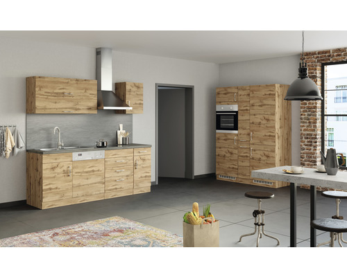 Moderná kuchyňa s kuchynskými skrinkami a spotrebičmi vo vzhľade dreva.