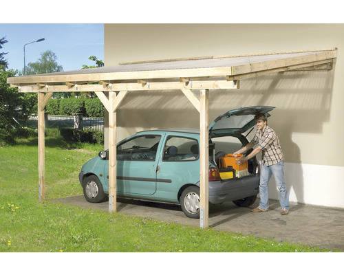 Drevený prístrešok pre auto s automobilom pod ním a osobou, ktorá niečo vyberá z kufra.