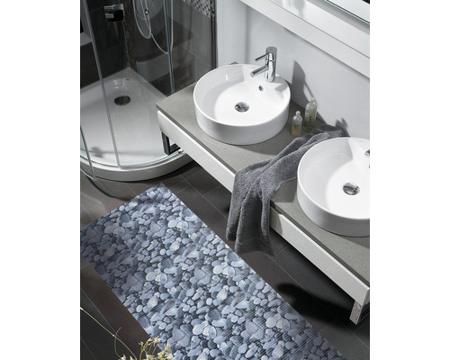 Kúpeľňa s dvoma umývadlami, sprchou a kúpeľňovým kobercom s kamenným vzorom