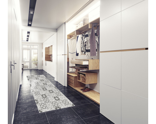 Chodba so šatníkovou skriňou, policami a kobercom