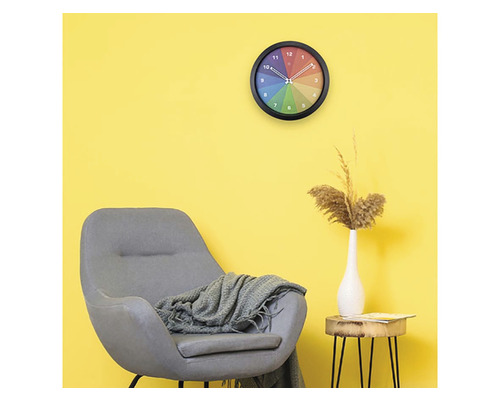 Dekoratívne obytné prostredie s nástennými hodinami, kreslom a príručným stolíkom