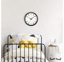 Detská izba s posteľou a okrúhlymi nástennými hodinami