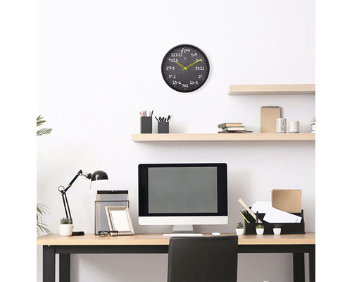 Kancelária so stolom, policami a nástennými hodinami s matematickými vzorcami