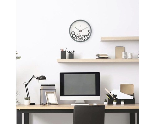 Kancelárske pracovisko so stolom, stoličkou, počítačom, lampou a nástennými hodinami