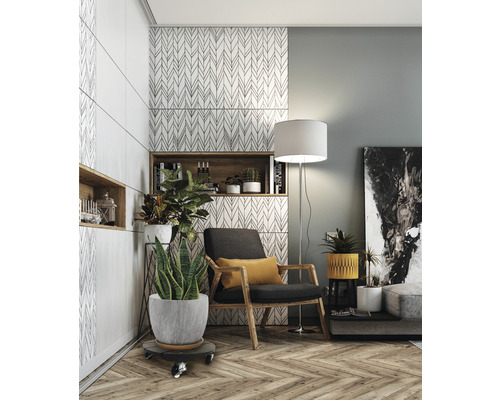 Obývacia izba s kreslom, stojacou lampou, rastlinami a dekoráciami na drevenej podlahe