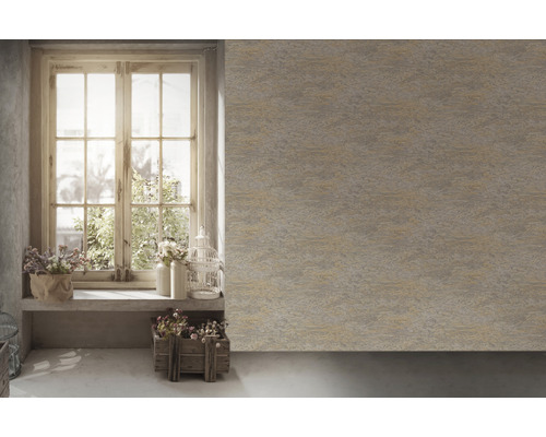 Scéna s oknom, dekoráciou a štruktúrovanou tapetou