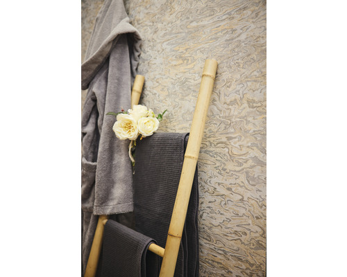 Kúpeľňová scéna s uterákmi, županom a bambusovým rebríkom