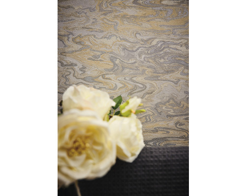 Tapeta s mramorovým vzorom a kvetinová väzba