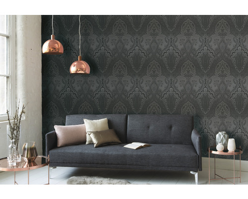 Obývacia izba so sivou tapetou, pohovkou a závesnými svietidlami