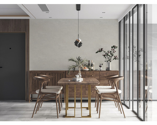 Jedáleň s dreveným stolom, stoličkami, príborníkom a dekoráciou pre útulnú atmosféru