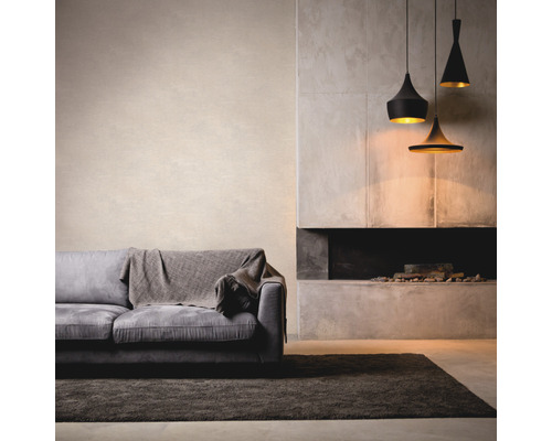 Obývacia izba s pohovkou, kobercom, krbom a závesnými svietidlami