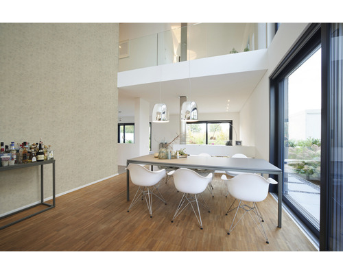 Svetlá jedáleň s jedálenským stolom a stoličkami, otvorený dizajn s veľkými oknami a výhľadom do záhrady