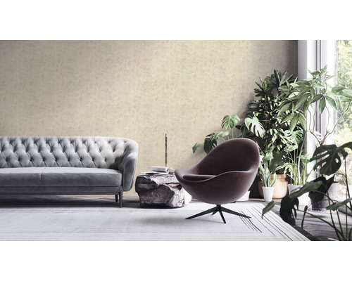 Obývacia izba s pohovkou, kreslom a izbovými rastlinami pred vzorovanou tapetou.