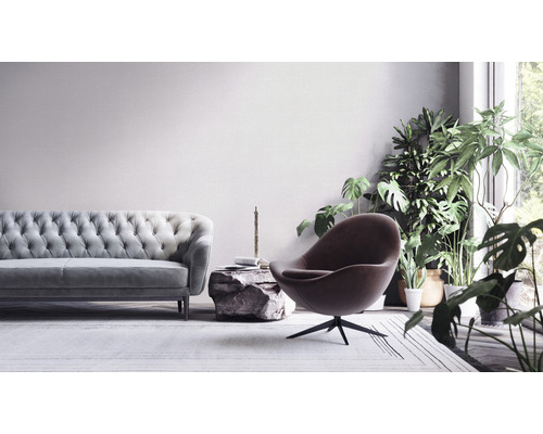 Obývacia izba s pohovkou, kreslom, odkladacím stolíkom a izbovými rastlinami