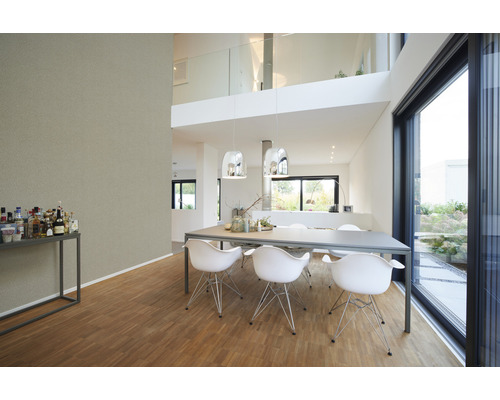 Svetlá obývacia izba s jedálenským stolom, stoličkami a veľkým oknom