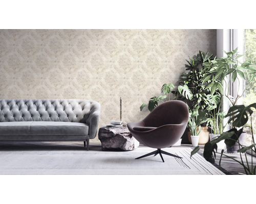 Obývacia izba so vzorovanou tapetou, pohovkou, kreslom a izbovými rastlinami.