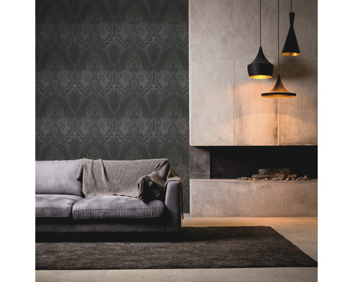 Obývacia izba s tapetou so vzorom, pohovkou, kobercom a závesnými svietidlami