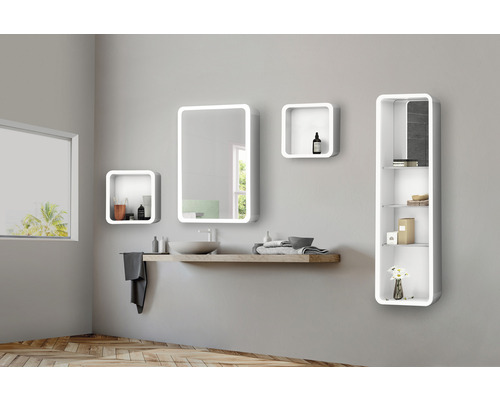 Moderná kúpeľňa s umývadlom, zrkadlom a policami